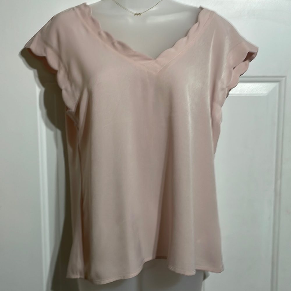NWT Express Scalloped V Top Light Pink M